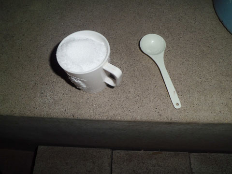 塩を計量するためのカップとスプーン